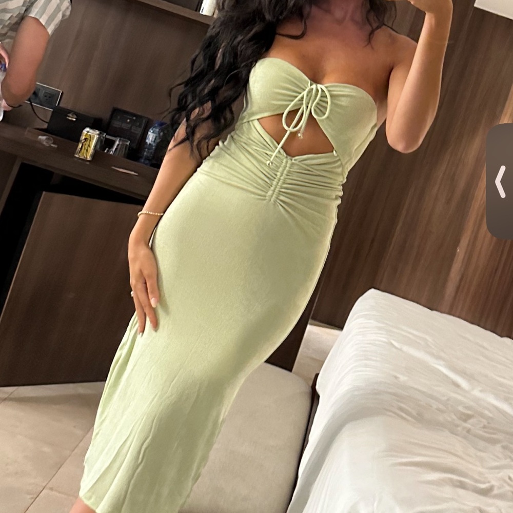 Kittenish green strapless dress